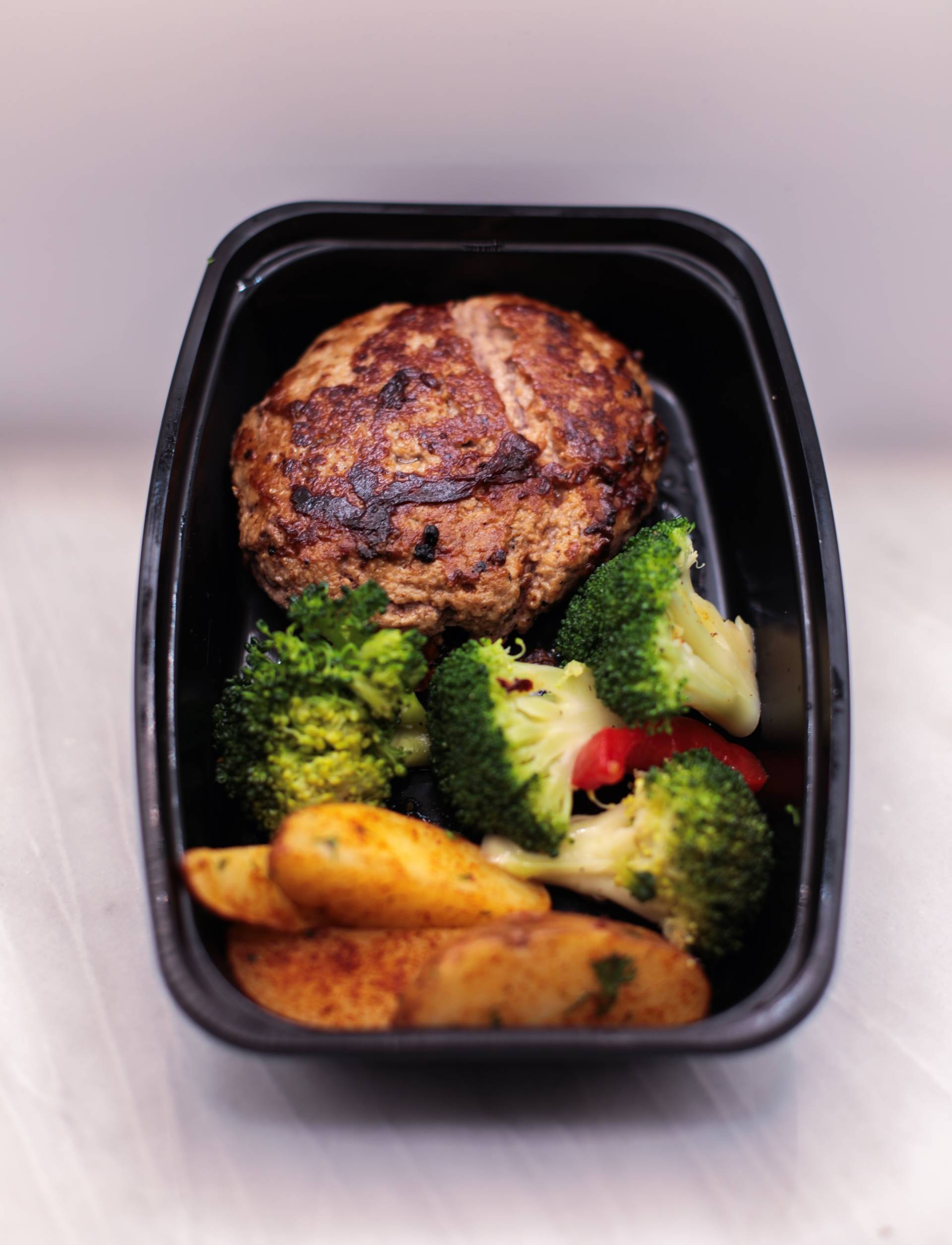 Lean Beef Burger with Rosemary Potato & Broccoli